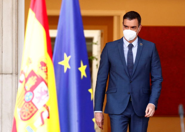 Spain brings back outdoor mask-wearing to stem Omicron spread
