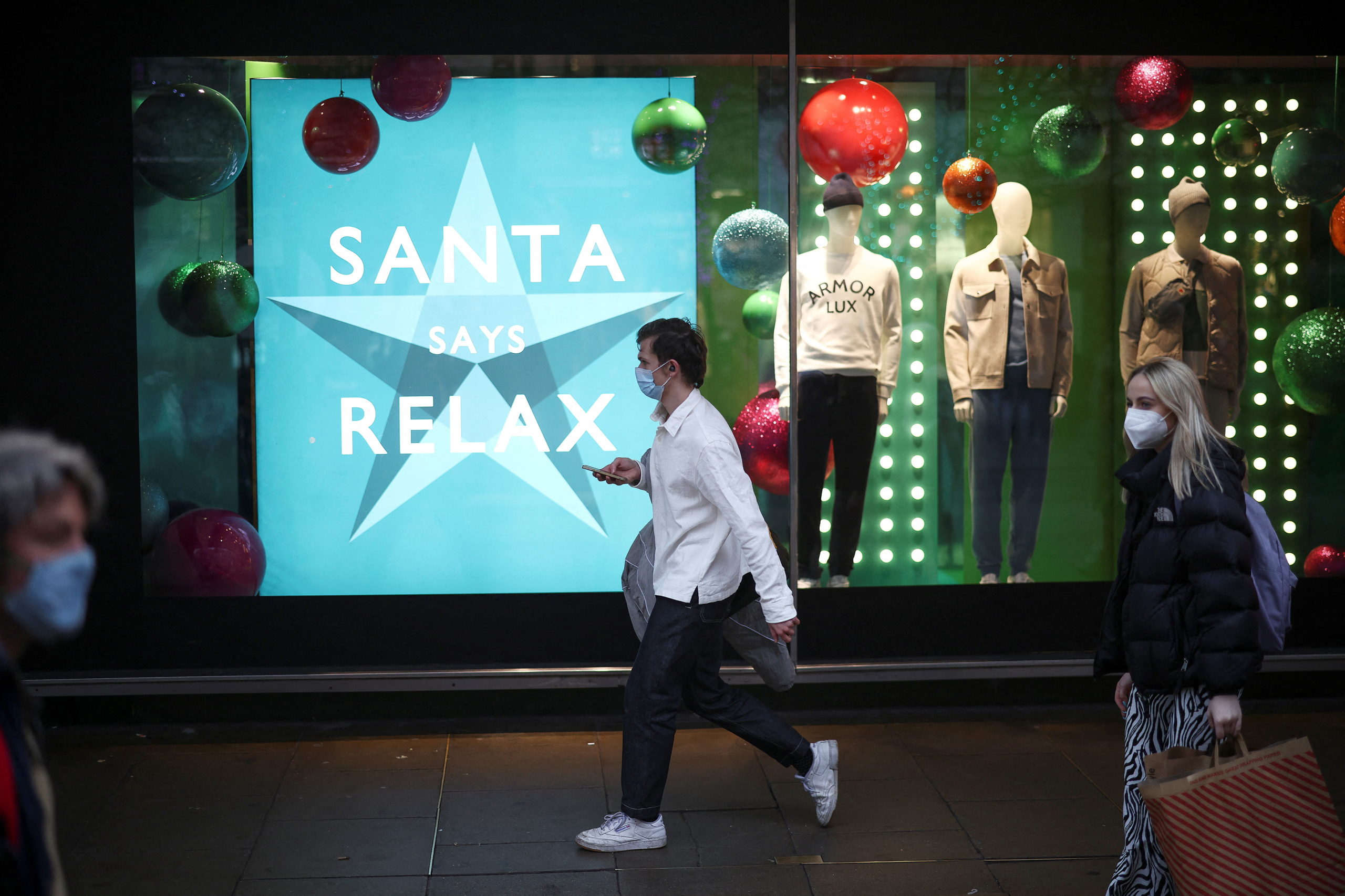 People walk past a Christmas shop display on Oxford Street, amid the coronavirus disease (COVID-19) outbreak in London, Britain, December 23, 2021. REUTERS/Henry Nicholls