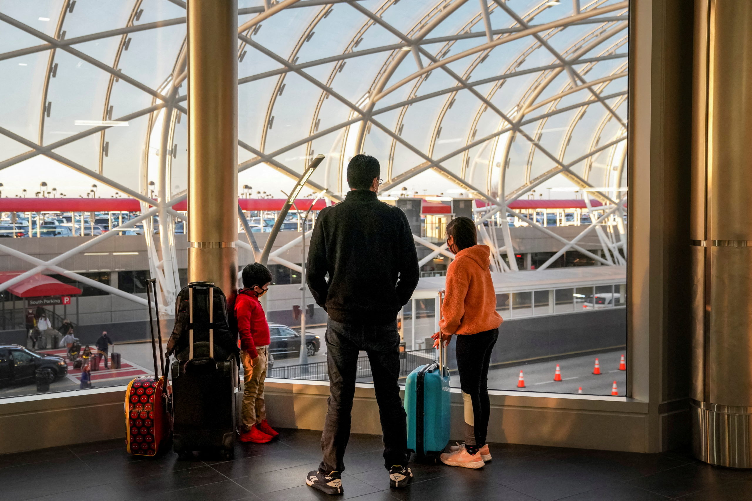 . FILE PHOTO: Travelers are seen at Hartsfield-Jackson Atlanta International Airport in Atlanta, Georgia, U.S. December 22, 2021. REUTERS/Elijah Nouvelage