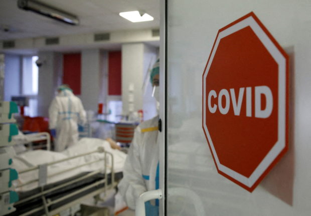 Medical staff members treat patients inside the coronavirus disease (COVID-19) ward at the Interior Ministry Hospital in Warsaw, Poland, November 8, 2021.  REUTERS/Kacper Pempel