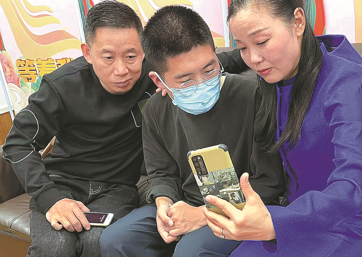 Long-lost son Sun Zhuo talks with his mother, Peng Siying, and his father, Sun Haiyang, in Shenzhen, Guangdong province