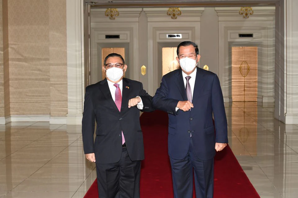 Minister Wunna Maung Lwin meets Cambodia's Prime Minister Hun Sen at the Peace Palace in Phnom Penh