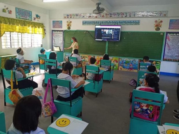 Students from the Pasig Elementary School join the simulation of face-to-face classes in preparation for the pilot for the new normal in education. Image from Facebook / Pasig Mayor Vico Sotto