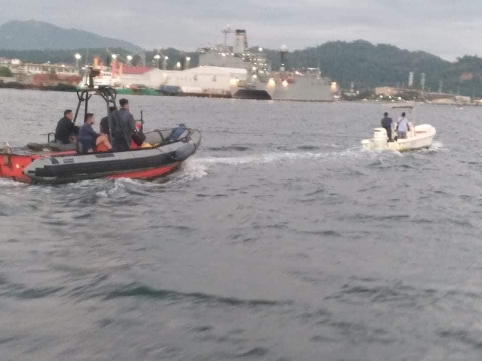 After rescuing five distressed fishermen, the engine of the Philippine Navy’s vessel malfunctioned and had to be towed by local fishermen up to Subic Bay Freeport waters where Harbor Patrol of the Subic Bay Metropolitan Authority (SBMA) boats were on standby.