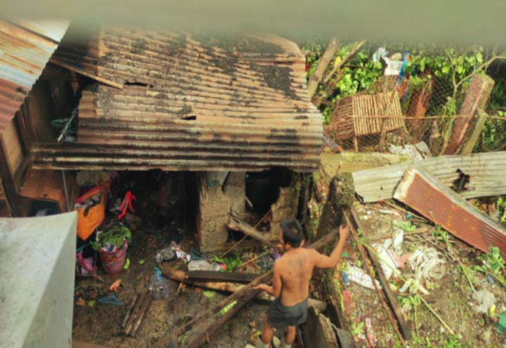 Families try to rebuild fallen house using scrap materials in Cebu South