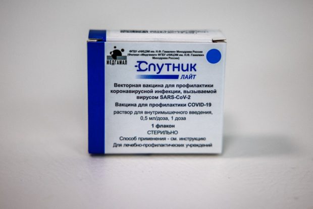 A picture taken on July 2, 2021 shows a box containing vials of the one-dose Russia's Sputnik Light Covid-19 vaccine at a vaccination centre in Sokolniki park in Moscow on July 2, 2021. - Russia on July 2, 2021, reported 679 coronavirus deaths, a record number of pandemic-related fatalities over a 24-four period for the fourth day in a row, a government tally showed. Russia, the fifth worst-hit country in the world, is battling a surging outbreak driven by the highly infectious Delta variant and worsened by a lagging vaccination drive. (Photo by Dimitar DILKOFF / AFP)