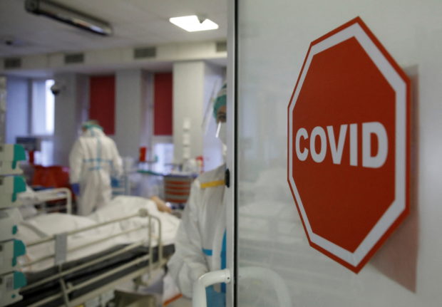 Medical staff members treat patients inside the coronavirus disease (COVID-19) ward at the Interior Ministry Hospital in Warsaw, Poland, November 8, 2021.  REUTERS/Kacper Pempel