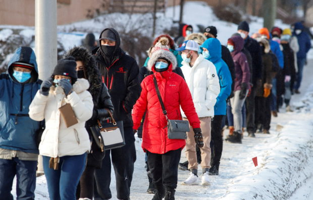 People queue to collect coronavirus disease (COVID-19) antigen test kits at the Hazeldean Mall in Ottawa, Ontario, Canada January 7, 2022. REUTERS/Patrick Doyle/File Photo