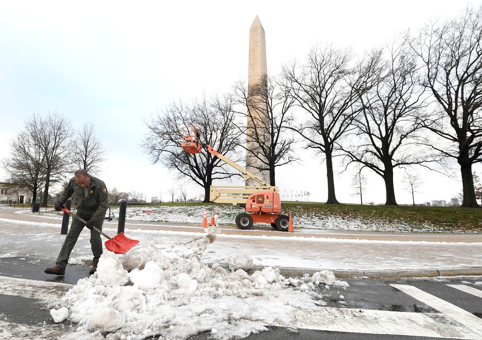 Snowstorm strands motorists, grounds planes in eastern US, Canada