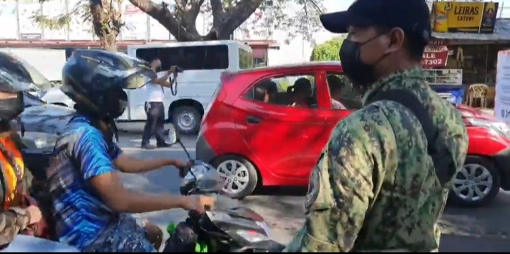 A police officer attends to the checkpoint at the border of Olongapo city and Zambales province on Monday, Jan. 10. The city government has tightened its border controls against the spread of COVID-19