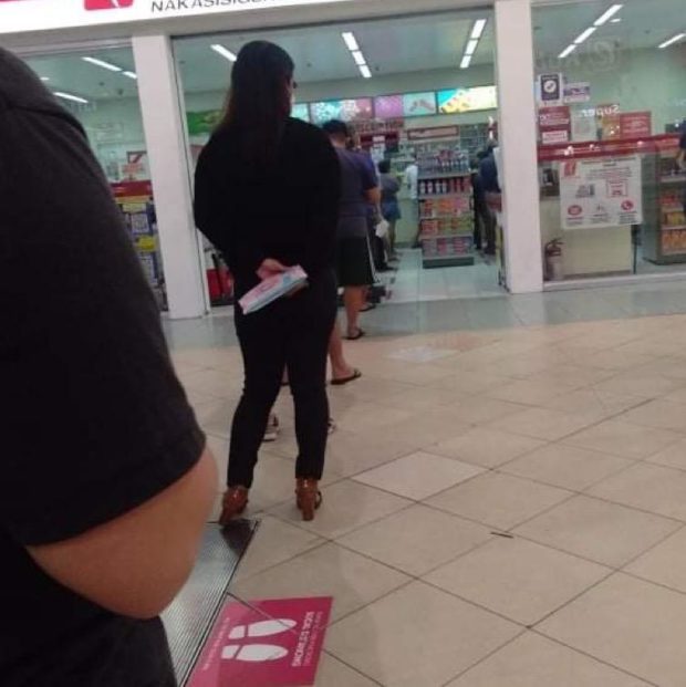 Long queues at the drugstore amid the rising flu and COVID-19 cases. Photo from Lyn Habunal