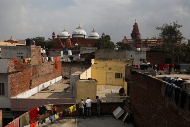  Shahi Eidgah mosque and the Hindu temple 
