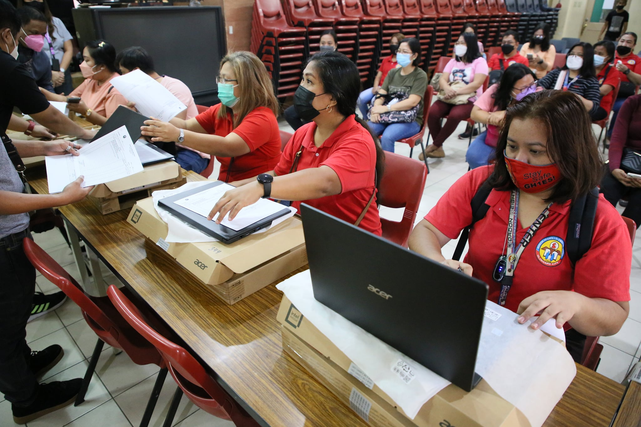 1,500 public school teachers in Olongapo City get free laptops