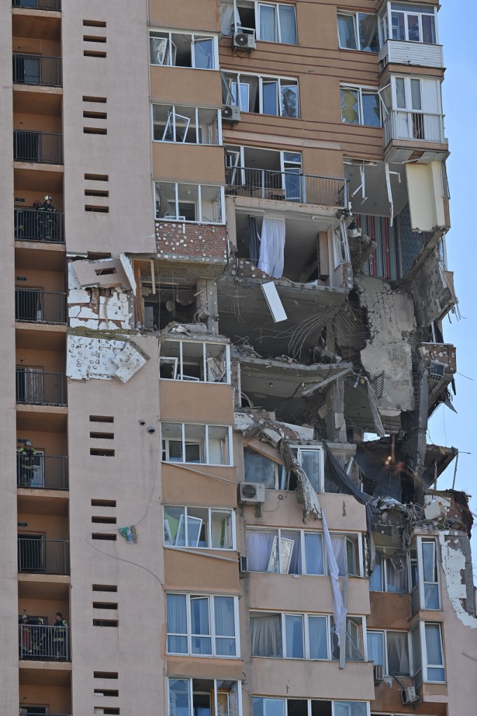 A view of a high-rise apartment block which was hit by recent shelling in Kyiv on February 26, 2022. (Photo by GENYA SAVILOV / AFP)