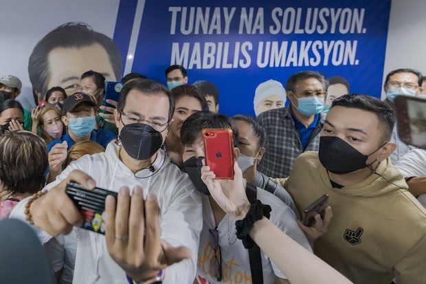Isko Moreno with his supporters, for story: Duterte volunteer group endorses Isko Moreno for president