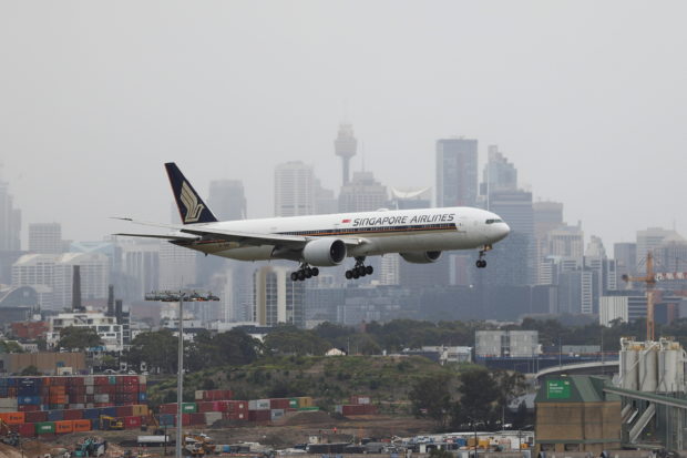 A Singapore Airlines plane arriving from Singapore lands at the international terminal at Sydney Airport, as countries react to the new coronavirus Omicron variant amid the coronavirus disease (COVID-19) pandemic, in Sydney, Australia, November 30, 2021.  REUTERS/Loren Elliott