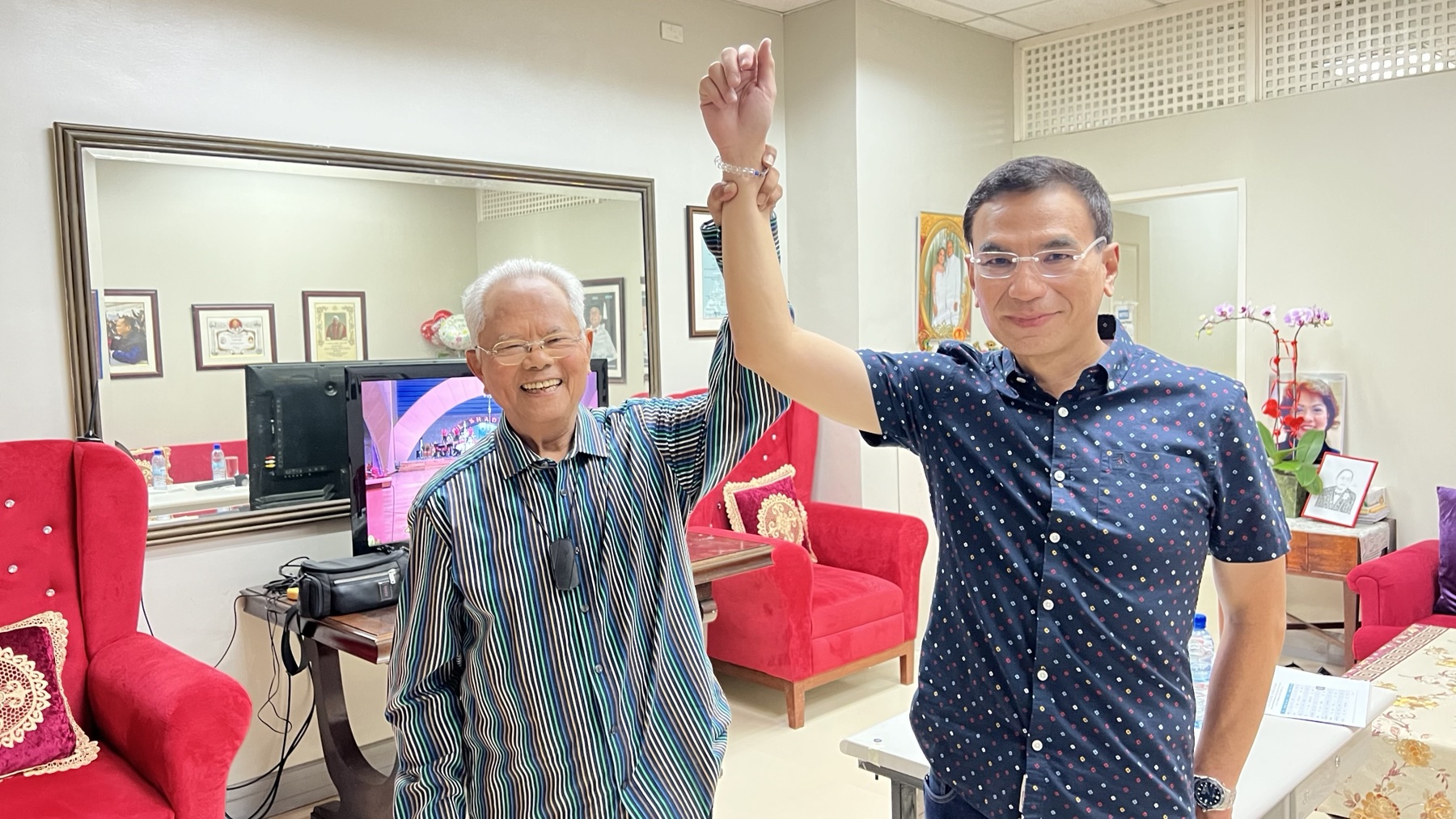 endorse El Shaddai founder Mike Velarde raises the hand of former police chief Guillermo Eleazar. Contributed photo