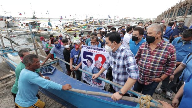 Presidential candidate Senator Panfilo Lacson and vice presidential bet Senate President Vicente Sotto III consult with local fishermen in Lucena City, Quezon. Photo from Lacson-Sotto media bureau