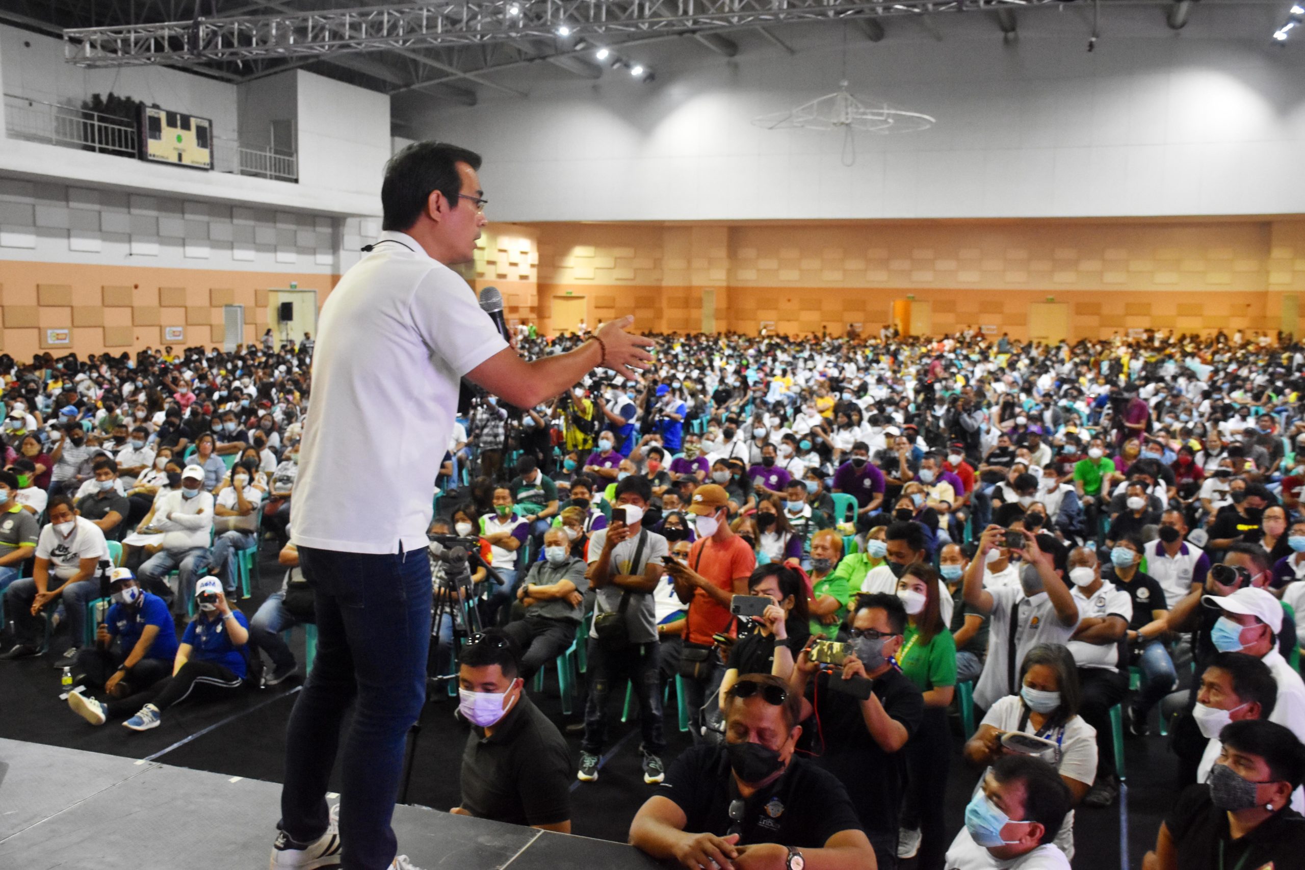 Presidential candidate Isko Moreno on Friday (Feb. 18) courted residents in vote-rich Pangasinan province and was given a warm welcome in all of the towns he visited.