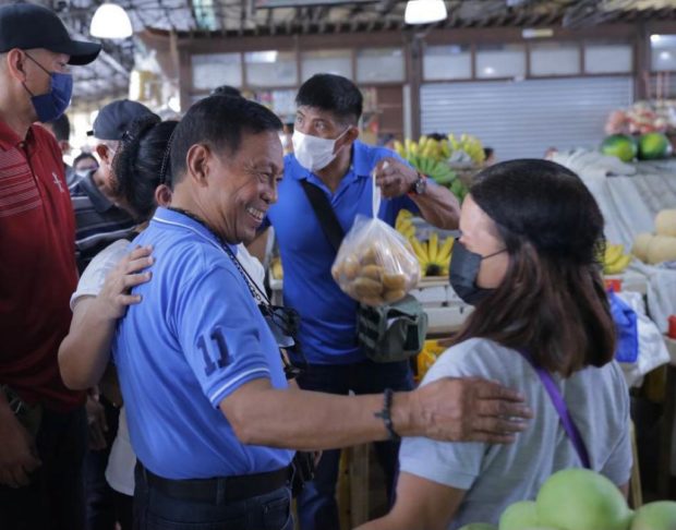 BINAY IN BATAAN - Former Vice President and UNA senatorial candidate Jejomar C. Binay receives a warm welcome at the Balanga Public Market in Balanga, Bataan. Binay is in the province for the second leg of his Luzon sorties that will also include Zambales.