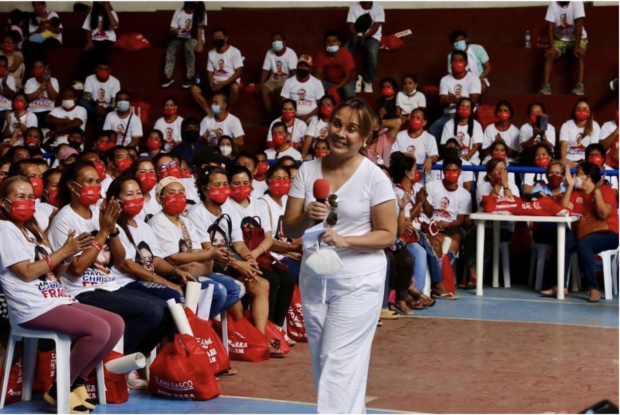 Returning senatorial aspirant Loren Legarda visited local leaders in Cebu Province, where she extended assistance in the wake of Typhoon Odette. 