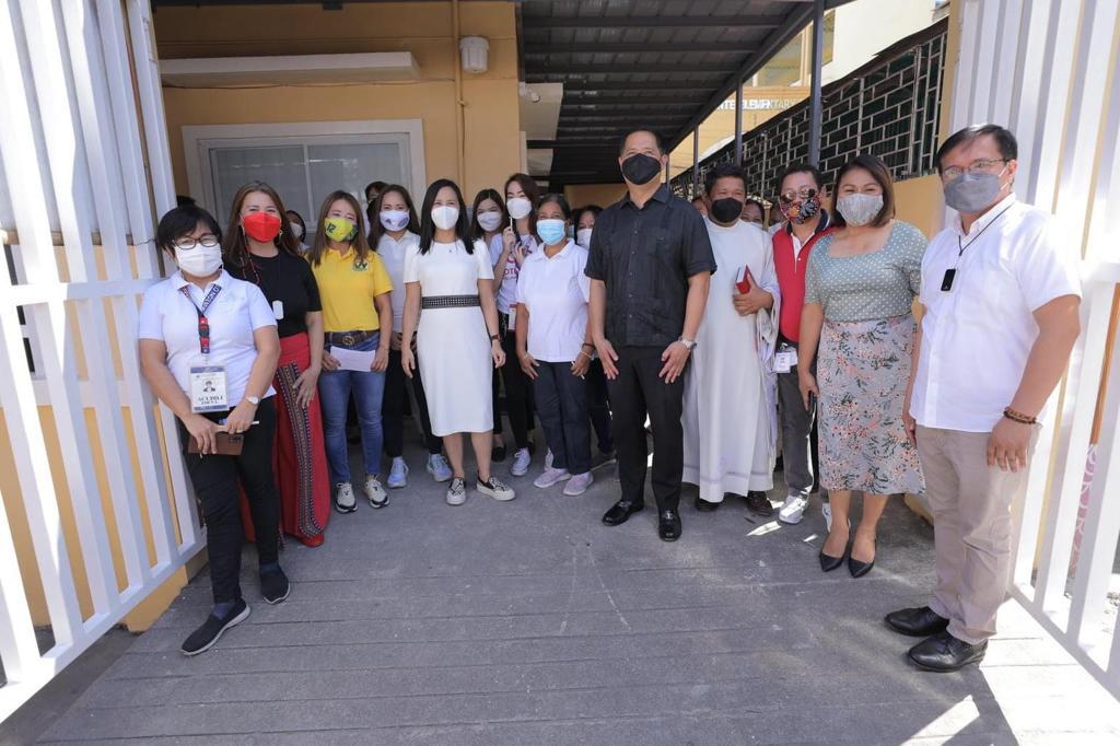 QC Mayor Joy Belmonte with health workers on newly opened Bgy Bagong Sigla health center. contractual qc health employee 