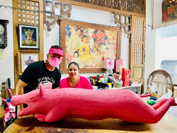 Photo of pink lechon made of styrofoam, for story: Cebu snacks turn pink in time for Robredo’s visit