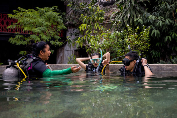 Scuba divers help preserve historic Bangkok mansion 