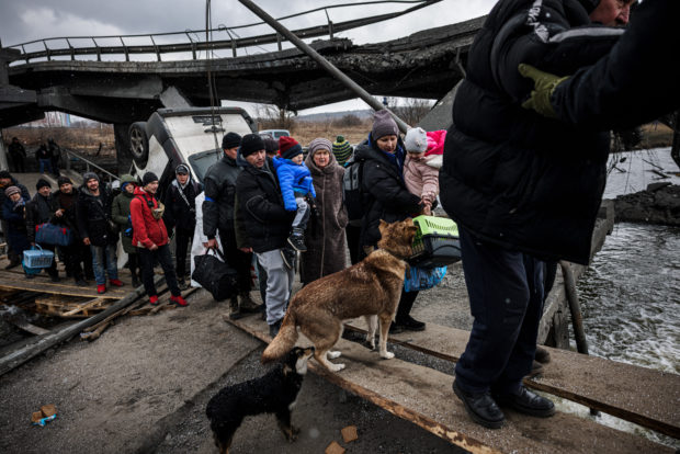 Shivering evacuees drive to safety from Ukraine