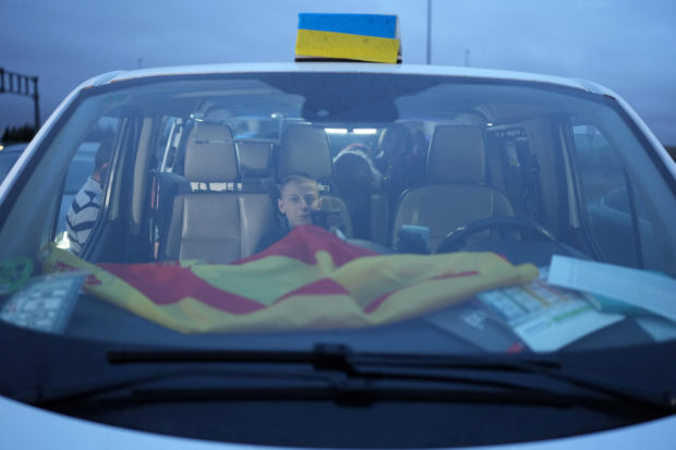 Des chauffeurs de taxi transportent des réfugiés ukrainiens vers l'Espagne