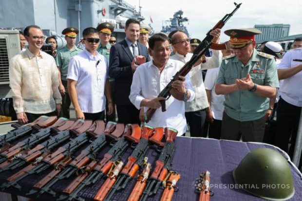 RUSSIA GIVEAWAY President Rodrigo Duterte inspects the AK-74M rifles donated by Russia during a ceremonial turnover at a Manila port in 2017. —MALACAÑANG FILE PHOTO