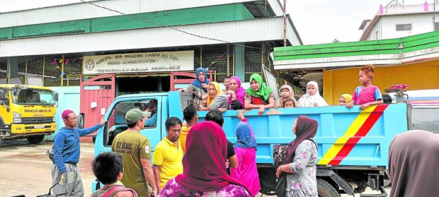Lanao del Sur resident fleeing clashes, FOR STORY: 1,000 families flee clashes in Lanao del Sur