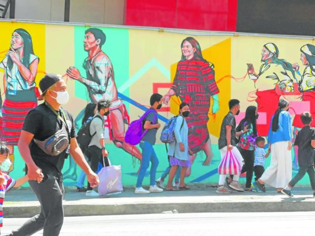 Travelers at a Baguio bus terminal. STORY: COVID-19 turning endemic in PH – expert