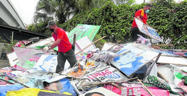 Workers disposing of illegal campaign materials. STORY: Supreme Court issues TRO vs Comelec’s ‘Oplan Baklas’