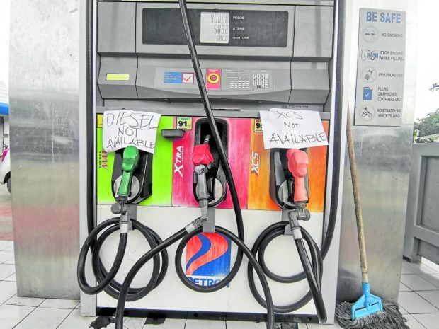 DRY PUMP Several pumps in a gasoline station in Tagbilaran City, the provincial capital of Bohol, run out of diesel on Tuesday as vehicle owners start filling their tanks on Monday night, ahead of the big-time fuel price increase this week. —LEO UDTOHAN