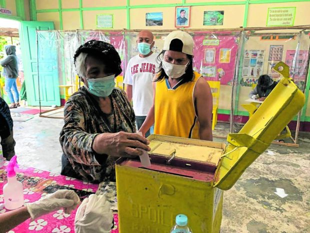 PLEBISCITE / MARCH 13, 202179-year-old Merly Villanueva of Barangay Panacan Uno in southern Palawan town of Narra, assisted by her son, went out to cast her vote.