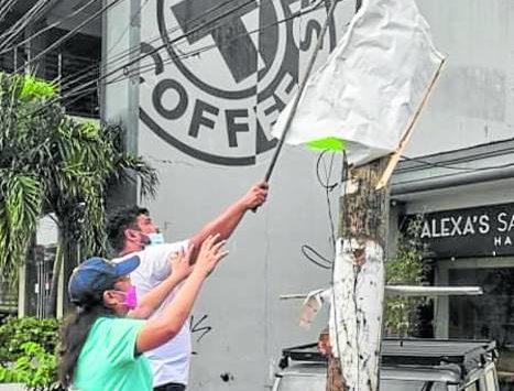 Oplan Baklas in Bacolod. STORY: ‘Oplan Baklas’ to continue in Bacolod City public places