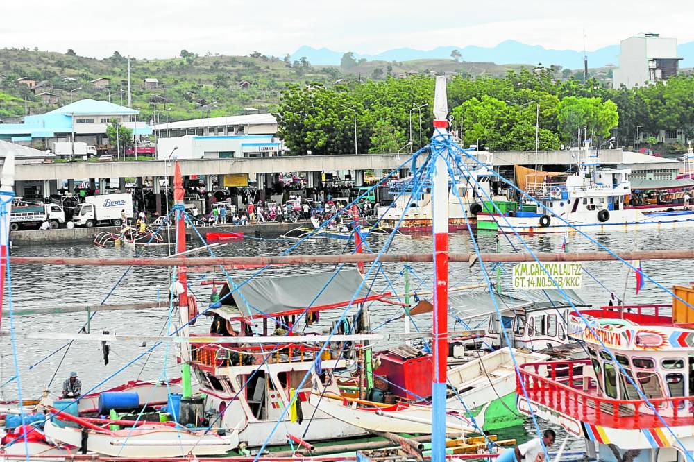 IN THE SAME BOAT Tuna fishing boats dock at the General Santos City fish port. Boat operators here await subsidies like those extended to jeepney owners as soaring fuel prices seriously threaten their livelihood. —BONG S. SARMIENTO