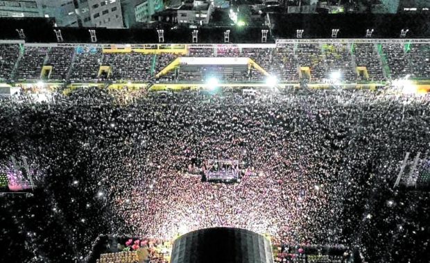 A drone shot of the “Arat na Cebu” free concert at Cebu City Sports Center on Saturday night shows the crowd estimated at 100,000, with many of them not wearing masks. STORY: Officials worry Cebu City gig could be ‘superspreader’