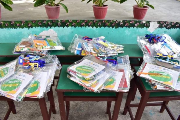 SDS Reynaldo G. Gico, EdD, CESO VI led the distribution of 300 desks and school supplies in support to the implementation of Project PAL: Preferred Area for Learning to the learner – beneficiaries of ISLA ES, Progreso NHS, Felisa ES, Pahanocoy Baybay ES, Arceo ES, and Jovito Sayson NHS. This support program is made possible through the generosity of the University of St. La Salle-Bacolod and the cooperation of Rotary Bacolod North. The convergence of SDO Bacolod City continues to flourish! Image from DepEd Tayo Bacolod City / Facebook