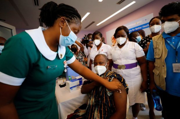 Direktur Jenderal Layanan Kesehatan Ghana Dr.  Patrick Kuma-Aboagye menerima vaksin penyakit coronavirus (COVID-19)