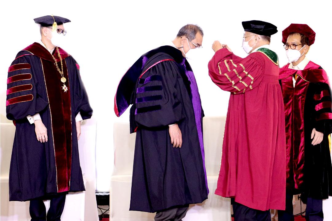 The Manuel L. Quezon University (MLQU) has conferred the Doctor of Laws degree, honoris causa, on Supreme Court Chief Justice Alexander G. Gesmundo in recognition of his outstanding judicial career and service to the public as nation builder. MLQU Board of Trustees Chairperson Jose L. Acuzar and university President Atty. Paquito N. Ochoa Jr. led the conferment rites, which coincided with the commencement exercise of students of the MLQU School of Law on March 19, 2022 in Quezon City. (Photos from MLQU)