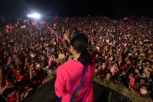 An estimated 50,000 supporters as of 8 pm lit up the Old Provincial Capitol Oval for the grand rally for presidential aspirant Vice President Leni Robredo in Cabanatuan City