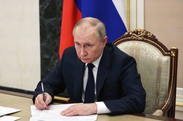 Russian President Vladimir Putin as wawar ccriinal