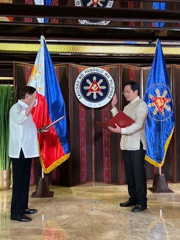 Cabinet Secretary Karlo Nograles takes his oath before Pres. Rodrigo Duterte as the new chairman of the Civil Service Commission (CSC). Image from Malacañang