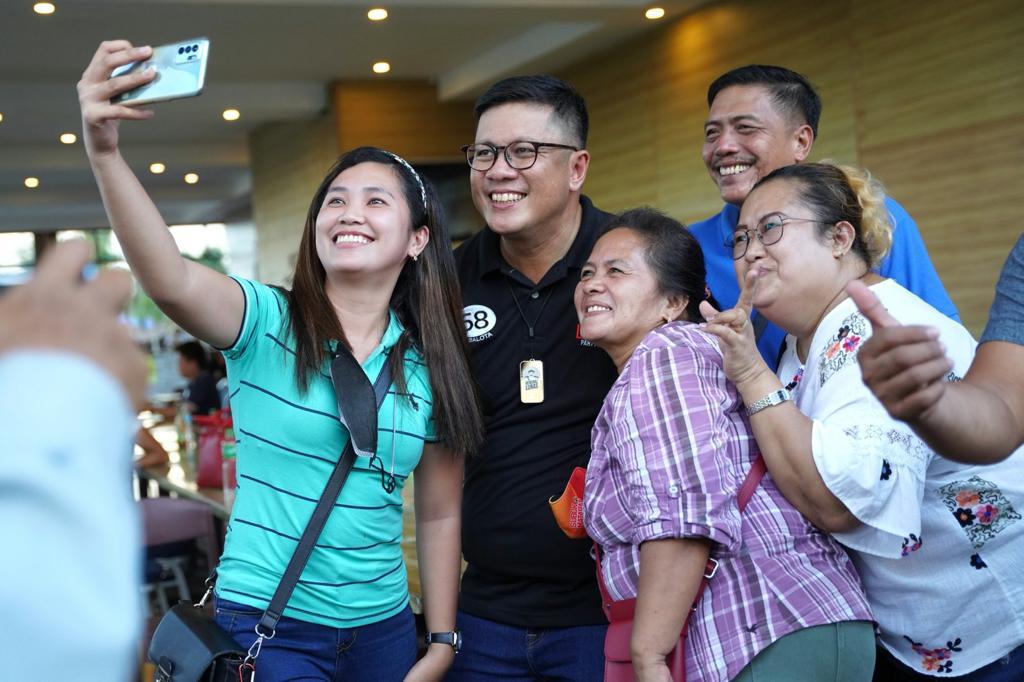 Lunas Partylist 1st Nominee Brian Yamsuan enjoys a selfie with some supporters during his recent visit to Bulacan. lunas party musician artist singers 