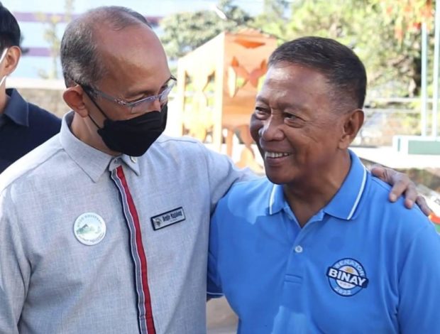 Former Vice President and senatorial candidate Jejomar Binay gets a warm welcome from Baguio City Mayor Benjamin Magalong during a visit to the Baguio City Hall. Binay was the guest of honor during the city government’s flag-raising ceremony where he also met city officials and employees.