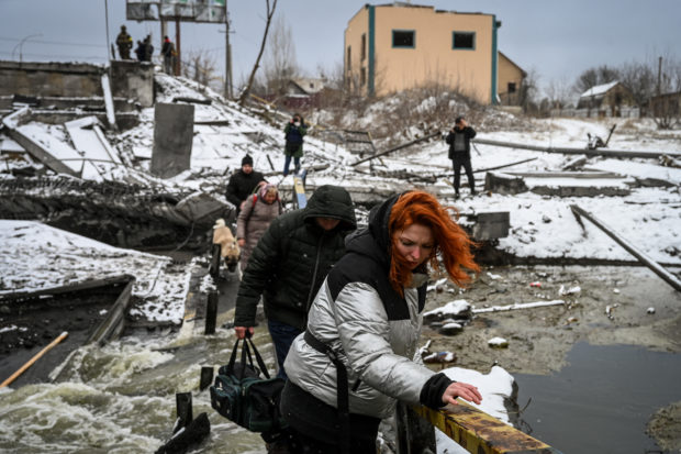 kyiv civilians cross river