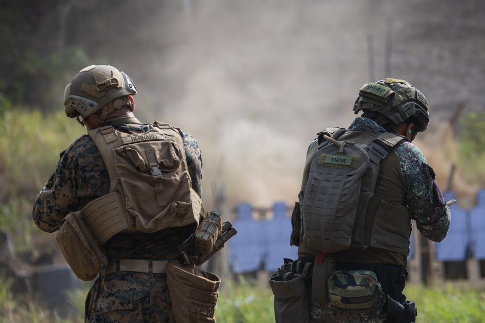 U.S. Marines with 3d Reconnaissance Battalion, 3d Marine Division and Philippine Marines with Force Reconnaissance Group conduct a close quarters battle range exercise at Marine Barracks Gregorio Lim in Cavite during Balikatan 22.