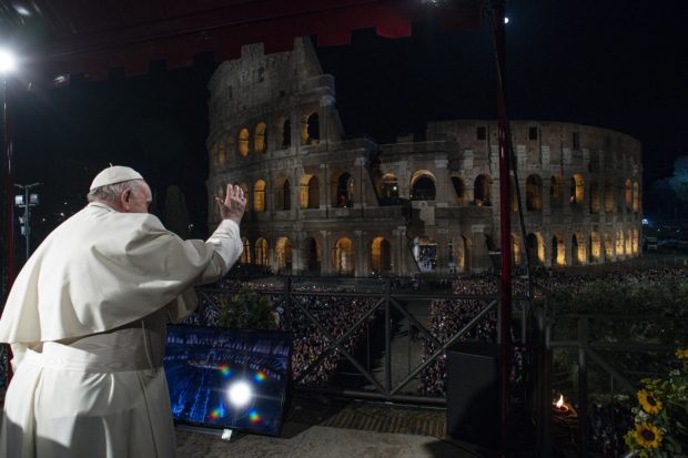 This photo taken and handout on April 15, 2022 by The Vatican Media shows Pope Francis waving to worshippers as he presides over the Way of The Cross on Good Friday, by the Colosseum monument in Rome. (Photo by Handout / VATICAN MEDIA / AFP) / RESTRICTED TO EDITORIAL USE - MANDATORY CREDIT "AFP PHOTO / VATICAN MEDIA" - NO MARKETING - NO ADVERTISING CAMPAIGNS - DISTRIBUTED AS A SERVICE TO CLIENTS